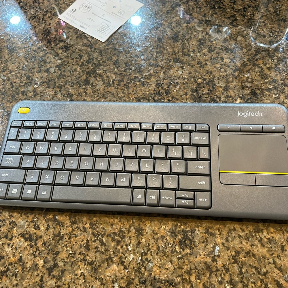 Logitech keyboard NEW - Picture 2 of 3